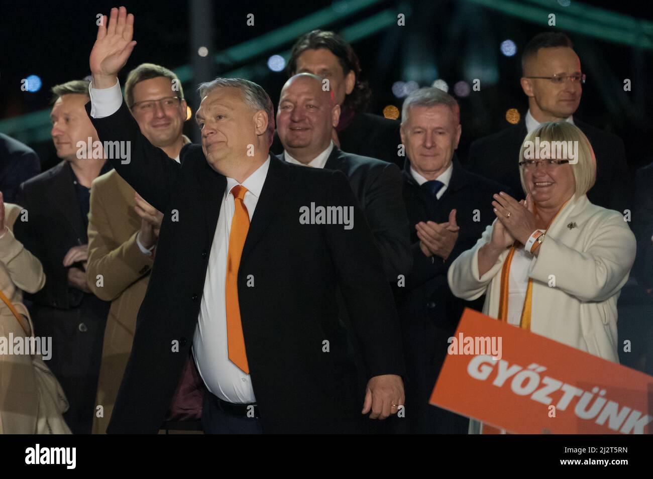 Budapest, Ungarn. 3. April 2022. Der ungarische Ministerpräsident Viktor Orban (Front) winkt den Anhängern bei einer Kundgebung am 3. April 2022 in Budapest, Ungarn. Die regierende Fidesz-KDNP-Koalition von Orban hat am Sonntag die Parlamentswahlen gewonnen, wie die vorläufigen Ergebnisse des Nationalen Wahlamtes zeigen. Quelle: Attila Volgyi/Xinhua/Alamy Live News Stockfoto