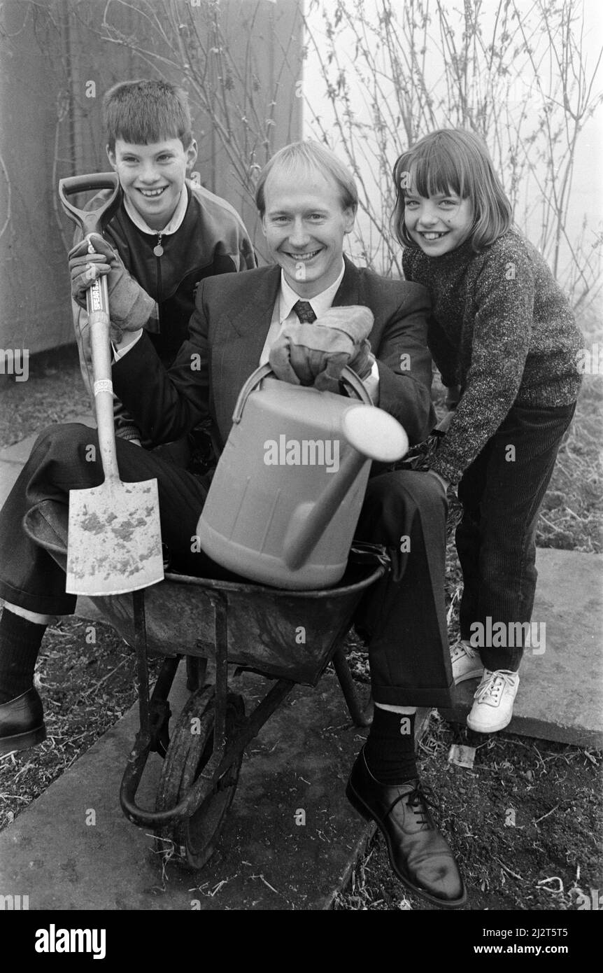 Meltham County Primary School gewinnt £500 bei einem Gartenwettbewerb, der von der Co-op. Gesponsert wird 29.. Januar 1992. Stockfoto