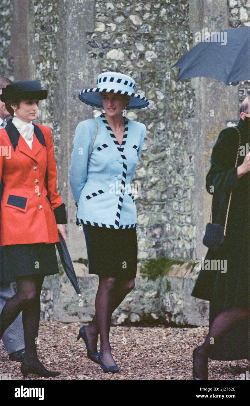 Prinzessin Diana, Prinzessin von Wales, nimmt an der Hochzeit von Hon Harry Herbert Teil, Sohn des Rennmanagers Lord Carnarvon der Königin in Highclere, in der Nähe von Newbury, Berkshire, England.Prinzessin Diana und ihr Ehemann Prinz Charles haben kürzlich ihre Trennung angekündigt. Bild aufgenommen am 19.. Dezember 1992 Stockfoto