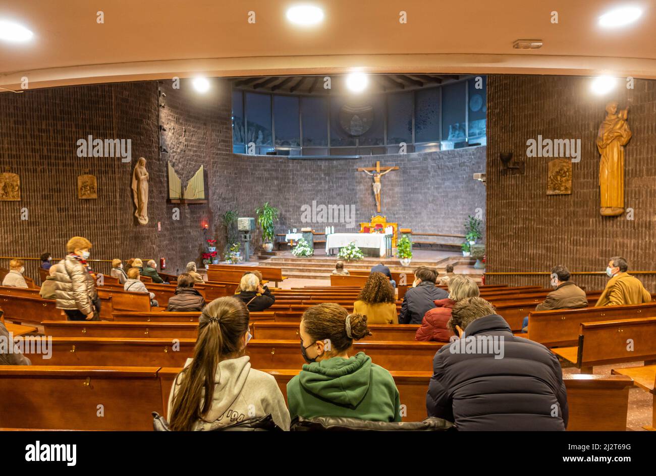 Sonntagsmesse in Parroquia san antonio del Retiro. Pfarrkirche in der Gemeinde Madrid, Spanien Stockfoto