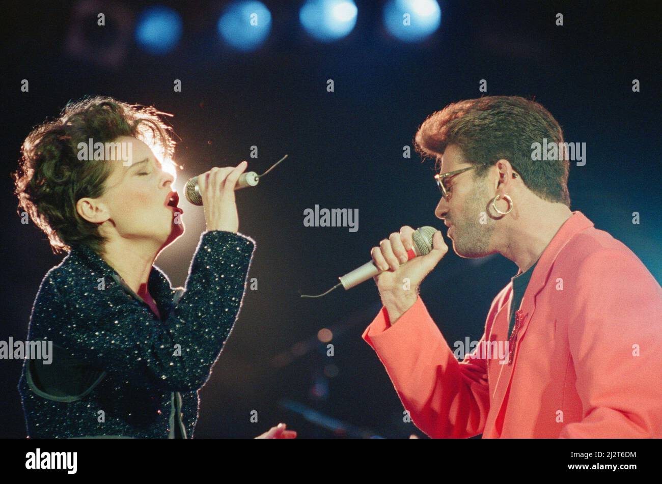 George Michael und Lisa Stansfield spielen The are the Days of Our Lives beim Freddie Mercury Tribute Konzert im Wembley Stadium 1992. Foto aufgenommen am Ostermontag, 20.. April 1992 Stockfoto