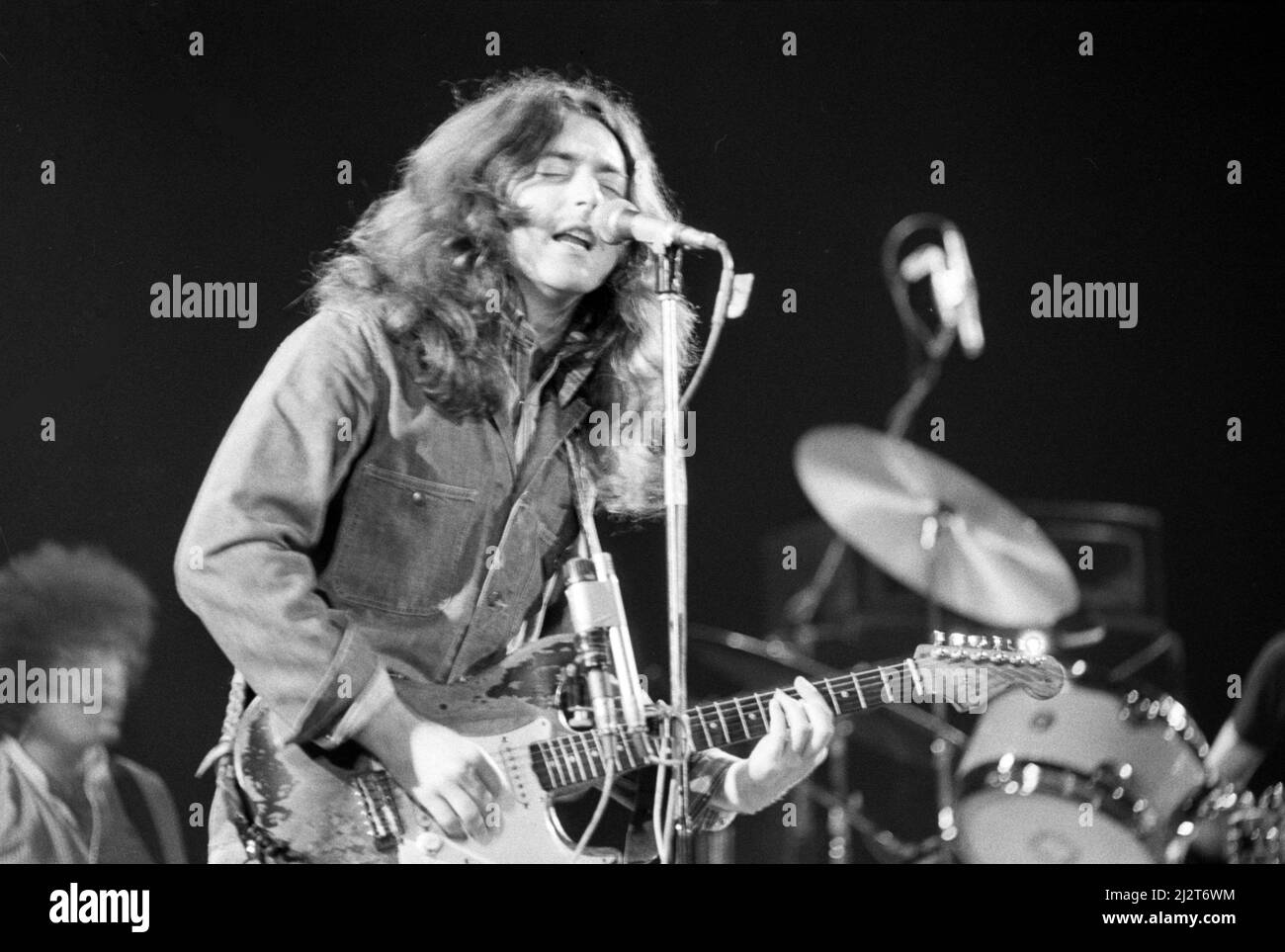 Irischer Blues/Rock-Gitarrist und Sänger Rory Gallagher am Lyceum Theatre, London, England, 1977. Stockfoto