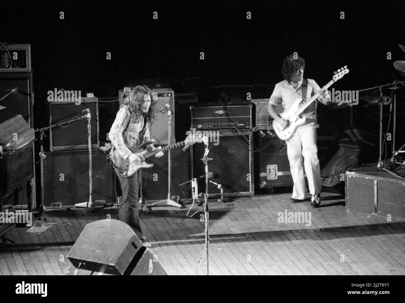 Irischer Blues/Rock-Gitarrist und Sänger Rory Gallagher am Lyceum Theatre, London, England, 1977. Stockfoto