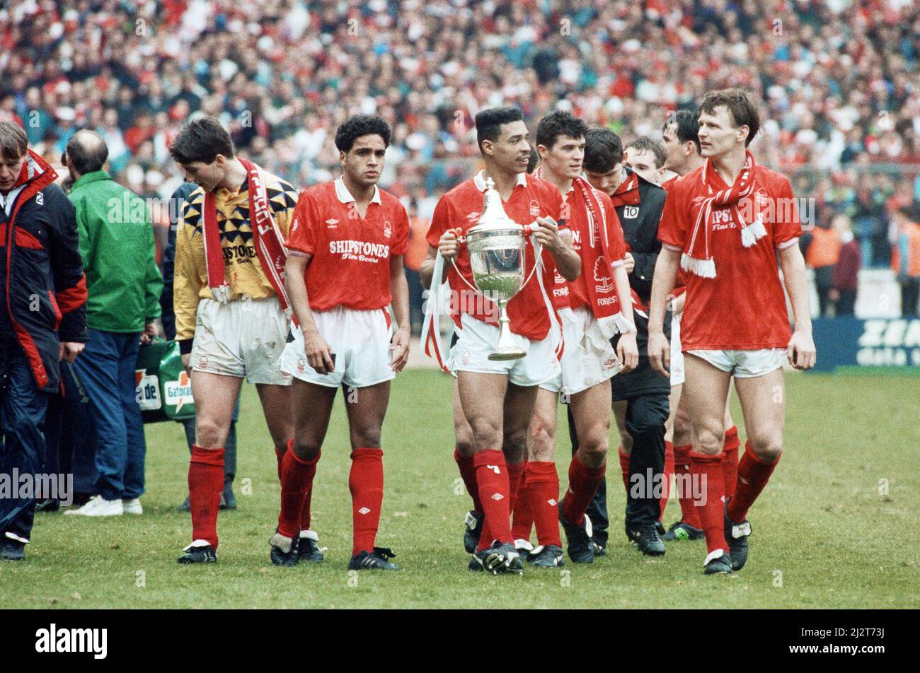 Nottingham Forest gegen Southampton Zenith Data Cup Finale bei Wembley 1992. Nottingham Forest gewann 3-2 nach zusätzlicher Zeit mit zwei Toren von Scot Gemmill und einem von Kingsley Black. Der Zenith Data Systems Cup lief nach der Katastrophe im Heysel-Stadion nur etwa 7 Jahre (1985 - 1992), als alle englischen Clubs aus Europa verbannt wurden.(Bild) Gary Charles (zweiter links) des Walker (mit Trophäe) und Teddy Teddy Sheringham (rechts) machten eine Ehrenrunde. 29.. März 1992 Stockfoto