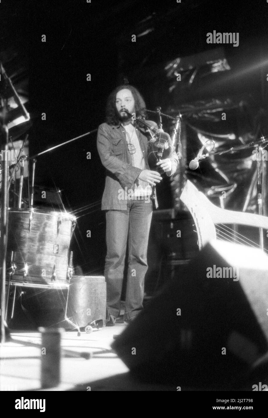 Der französische Musiker und Sänger Alan Stivell performt am 25. Juli 1976 beim July Wakes Folk Festival in Chorley, Lancashire, England. Stockfoto