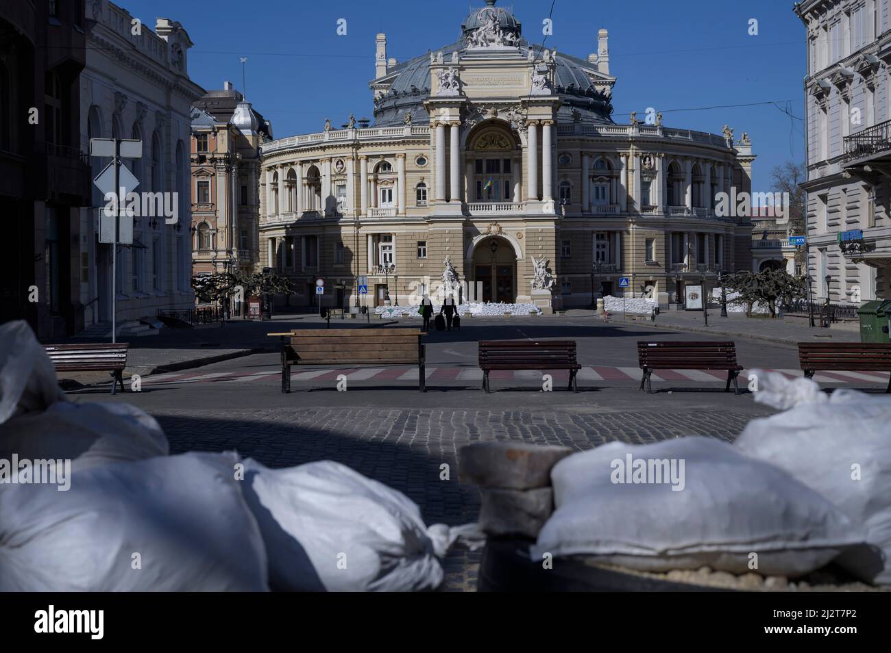 Bänke und Sandsäcke sind auf der Straße zu sehen. Das Zentrum von Odessa und das Opern- und Balletttheater von Odessa waren mit Sandsäcken und Panzerabwehrbarrieren geschützt, aus Angst vor einem russischen Angriff vom Schwarzen Meer versuchen die Stadtbewohner, die Stadt und ihre Denkmäler zu verteidigen. Stockfoto