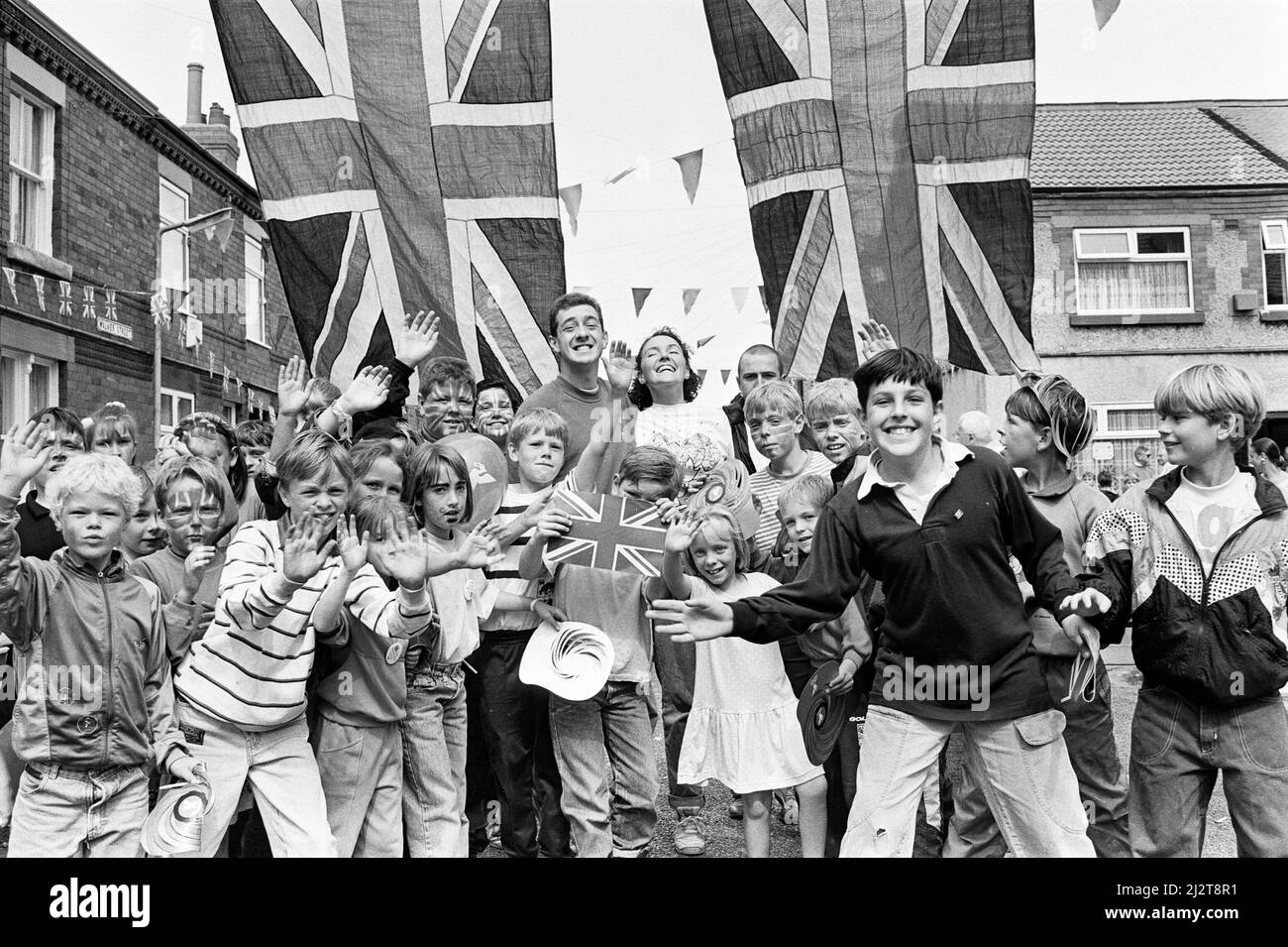 Eine Straßenparty für den britischen Radfahrer Chris Boardman nach seiner Rückkehr von den Olympischen Spielen 1992 in Barcelona, wo er eine Goldmedaille für Großbritannien gewann.13.. August 1992. Stockfoto