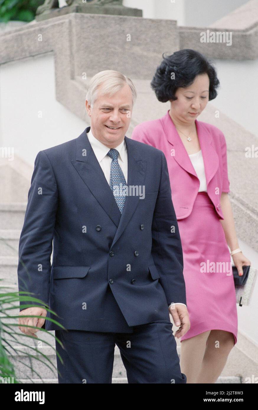 Der ehemalige konservative Politiker Chris Patten, der bei den Parlamentswahlen 1992 seinen Sitz in Bath verlor, tritt sein Amt als 28. und letzter Gouverneur von Hongkong an. Hier ist er im Gouverneurshaus abgebildet, während seiner ersten Pressekonferenz nach seinem Amtsantritt. Juli 1992. Stockfoto
