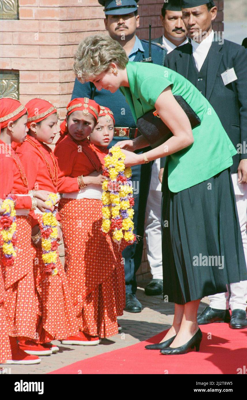 S.H. Prinzessin Diana, Prinzessin von Wales, in Nepal. Die Prinzessin besuchte Nepal zwischen dem 2.. Und 6.. März 1993 Nepal, offiziell die Demokratische Bundesrepublik Nepal, ist ein Binnenland des zentralen Himalaya-Landes in Südasien. Es hat eine Bevölkerung von 26,4 Millionen und ist das 93. größte Land nach Gebiet. Die Prinzessin erhält Blumen von den kleinen Kindern, als sie am internationalen Flughafen von Tribhuvan ankommt. Nepal. Foto aufgenommen am 2.. März 1993This Reise ist der erste offizielle Solo-Besuch im Ausland seit der Trennung von Prinz Charles. Stockfoto