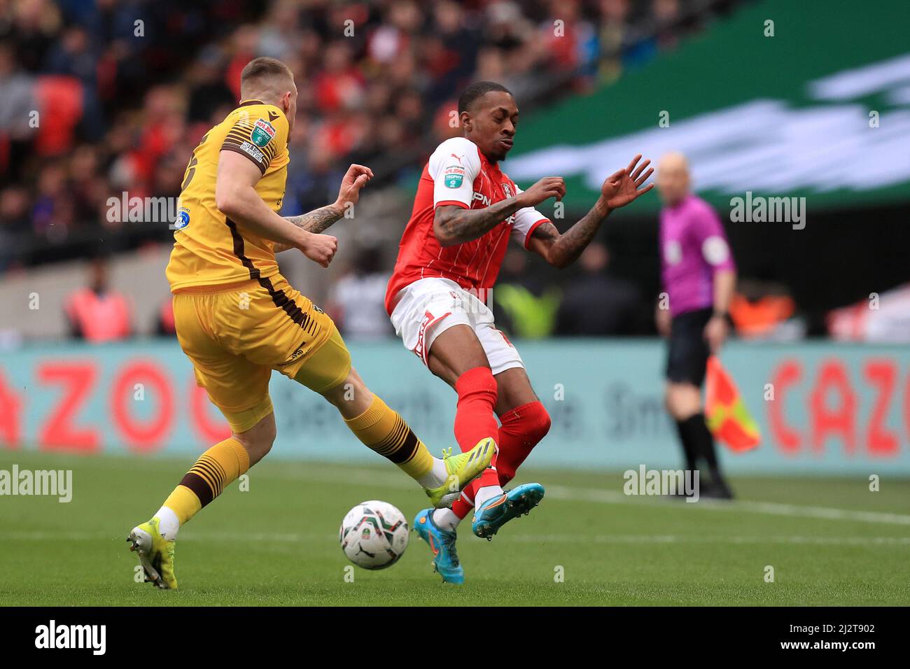 London, Großbritannien. 03. April 2022. Ben Goodliffe #5 von Sutton United räumt am 4/3/2022 von Mickel Miller #14 von Rotherham United in London, Großbritannien, ab. (Foto von Carlton Myrie/News Images/Sipa USA) Quelle: SIPA USA/Alamy Live News Stockfoto