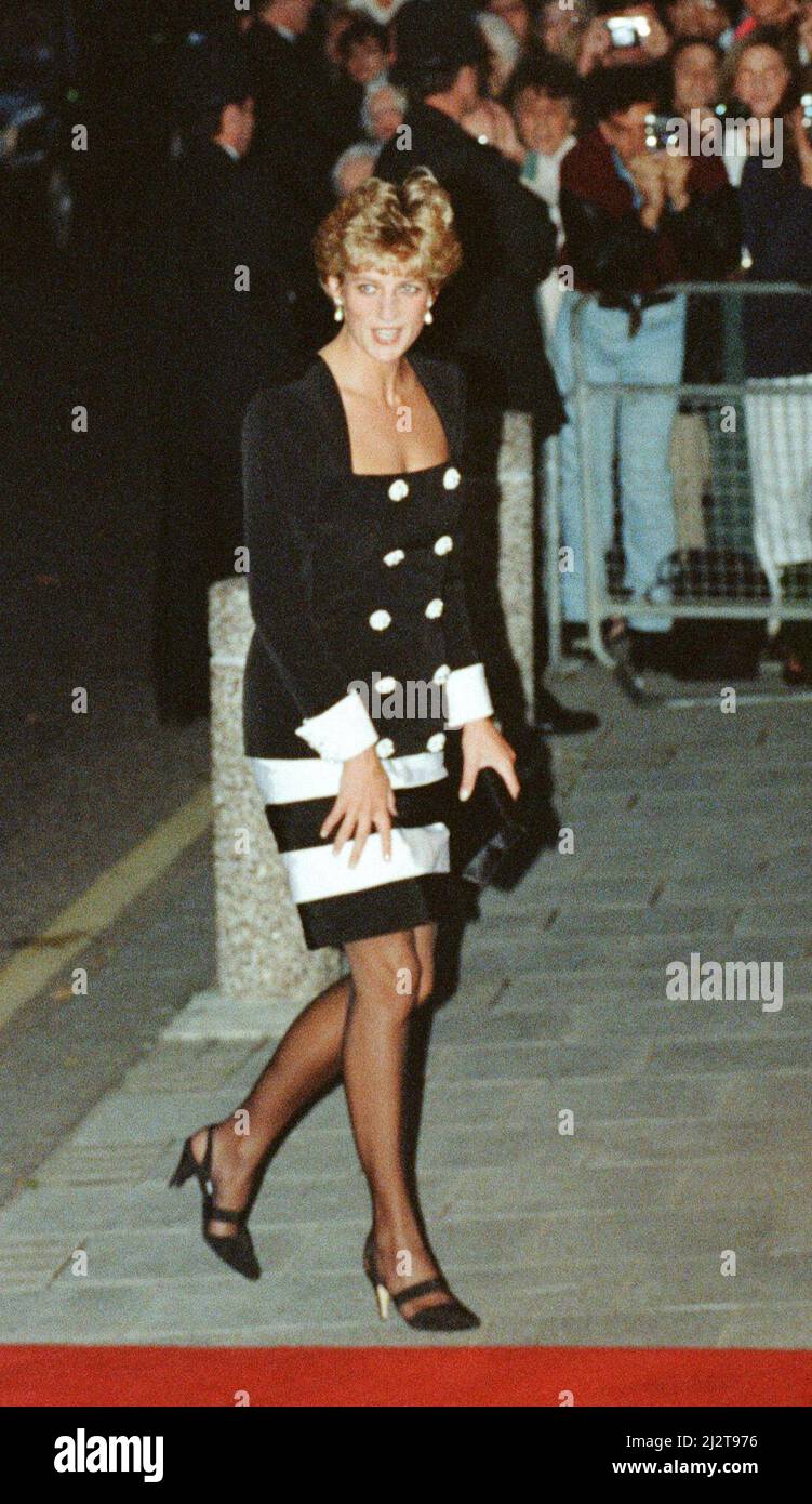 Prinzessin Diana, die Prinzessin von Wales, nimmt an einer Aufführung von „Carmen“ der British Youth Opera im Sadlers Wells Theater in London Teil. Diana trägt ein Kleid von Catherine Walker. Bild aufgenommen am 8.. September 1992 Stockfoto