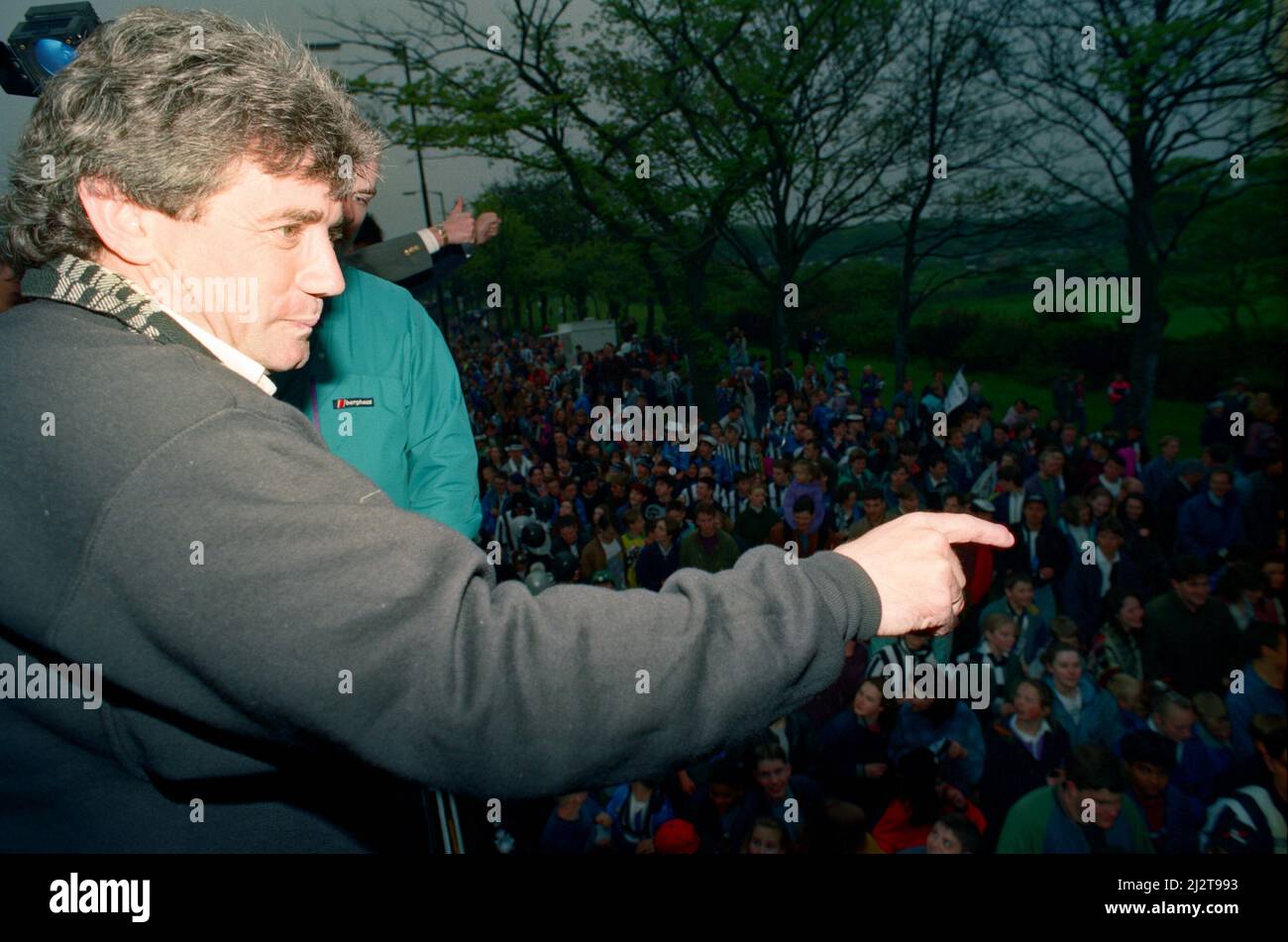 Newcastle United feiert, als sie die League Division 1 gewinnen. Manager Kevin Keegan und Spieler im offenen Bus mit der Trophäe, Fans entlang der Route gesäumt. Mai 1993. Stockfoto