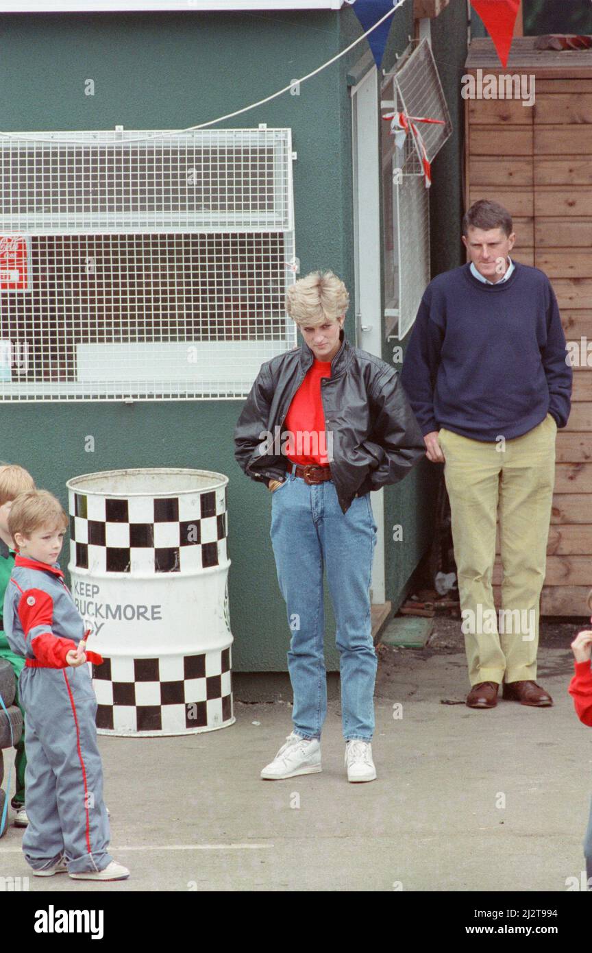 Prinzessin Diana, die Prinzessin von Wales, nimmt ihre Söhne Prinz William und Prinz Harry und einige ihrer Freunde mit, um auf der Rennstrecke Buckmore Park in der Nähe von Chatham, Kent, England, Go-Kart zu fahren. Prinz Charles eröffnete an diesem Tag ein Kindermuseum, Eureka! In Halifax, Yorkshire Aufnahme vom 9.. Juli 1992 Stockfoto