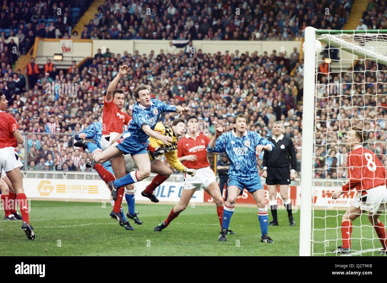 Nottingham Forest gegen Southampton Zenith Data Cup Finale bei Wembley 1992. Nottingham Forest gewann 3-2 nach zusätzlicher Zeit mit zwei Toren von Scot Gemmill und einem von Kingsley Black. Der Zenith Data Systems Cup lief erst etwa 7 Jahre (1985 - 1992) nach der Katastrophe im Heysel-Stadion, als alle englischen Clubs aus Europa verbannt wurden.(Bild) Southampton's Kevin Moore gleicht aus. 29.. März 1992 Stockfoto