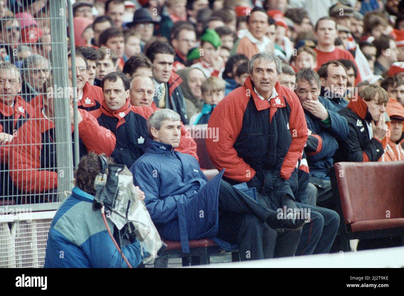 Nottingham Forest gegen Southampton Zenith Data Cup Finale bei Wembley 1992. Nottingham Forest gewann 3-2 nach zusätzlicher Zeit mit zwei Toren von Scot Gemmill und einem von Kingsley Black. Der Zenith Data Systems Cup lief erst etwa 7 Jahre (1985 - 1992) nach der Katastrophe im Heysel-Stadion, als alle englischen Clubs aus Europa verbannt wurden.(Bild) Southampton Ian Branfoot schaut besorgt weiter. 29.. März 1992 Stockfoto