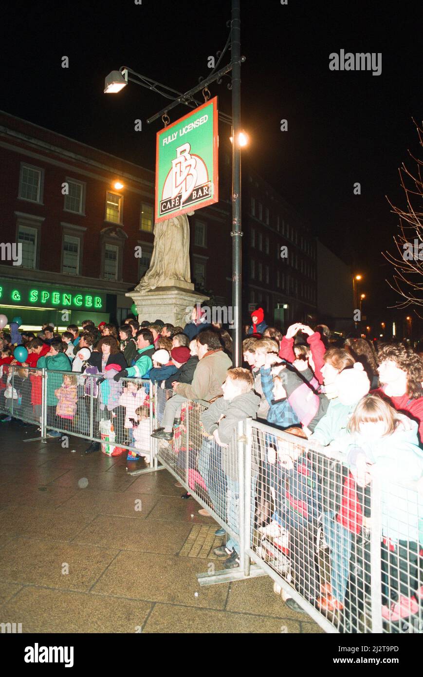 Das Weihnachtslicht wird in der Broad Street Mall, Reading, eingeschaltet. 25.. November 1993. Stockfoto