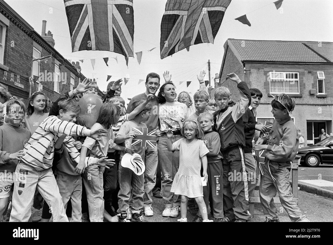 Eine Straßenparty für den britischen Radfahrer Chris Boardman nach seiner Rückkehr von den Olympischen Spielen 1992 in Barcelona, wo er eine Goldmedaille für Großbritannien gewann.13.. August 1992. Stockfoto