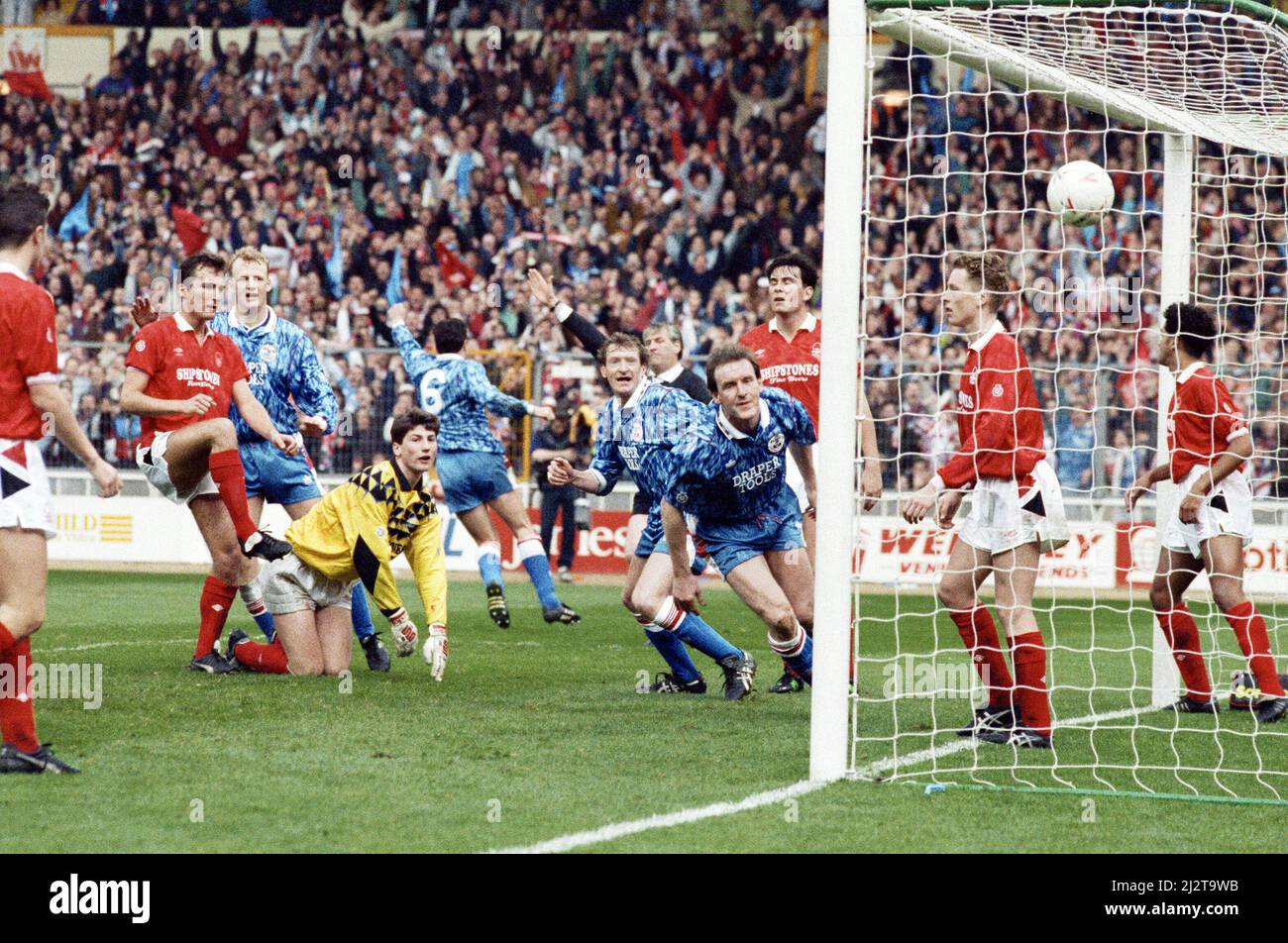 Nottingham Forest gegen Southampton Zenith Data Cup Finale bei Wembley 1992. Nottingham Forest gewann 3-2 nach zusätzlicher Zeit mit zwei Toren von Scot Gemmill und einem von Kingsley Black. Der Zenith Data Systems Cup lief erst etwa 7 Jahre (1985 - 1992) nach der Katastrophe im Heysel-Stadion, als alle englischen Clubs aus Europa verbannt wurden.(Bild) Southampton's Kevin Moore gleicht aus. 29.. März 1992 Stockfoto