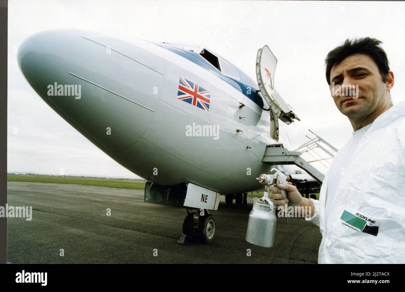 British Midland Airways hat am Flughafen Teesside ein neues Passagierflugzeug gegründet. Die neuen Flugzeuge der Boeing 737 500-Serie erhielten bei Teesside ihre neuen Farben. Bereit zum Start, hier zeigt der Spritzleiter John Yardley einen weiteren Job Gut gemacht. 25.. März 1993 Stockfoto
