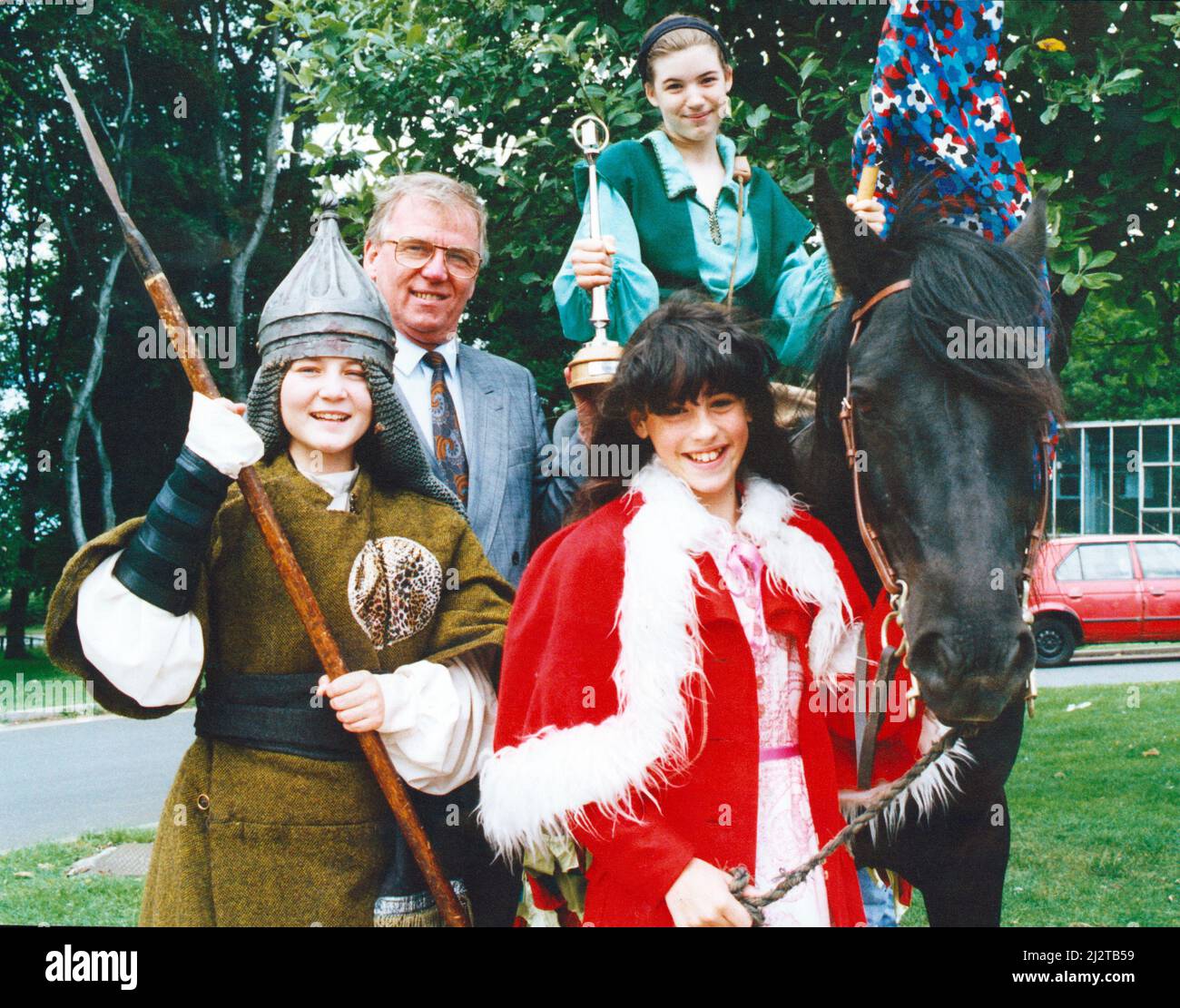 Joe Campbell von BS Teesside überreicht Danielle McKenzie zu Pferd, Diane Mitchell, Left, und Emma Oxley den zweiten Platz. Danielle wurde aus Versehen aus der Präsentation des großen Float-Wettbewerbs bei der Teesside Steel Family Gala ausgeschlossen. Bei nassem Wetter auf dem Kirkleatham Showground konnte die Arena nicht alle Schwimmer wie geplant aufnehmen und nur der Gewinnerschwimmer wurde gezeigt. Danielles Kumpel im zweiten Platz verpasste es nicht, da sie auf dem Wagen waren, aber enttäuscht war Danielle mit dem geliehenen Pferd Darkie auf der Seitenlinie. 13.. Juli 1992. Stockfoto