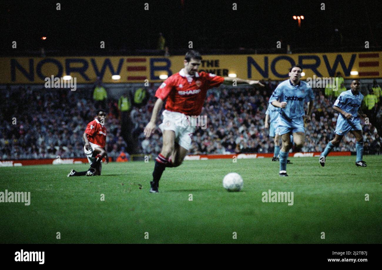 Spiel der englischen Premier League im Old Trafford. Manchester United 2 / Manchester City 1. Eric Cantona von Manchester United bei seinem Debüt im Wettbewerb für den Club in Aktion. 6.. Dezember 1992. Stockfoto