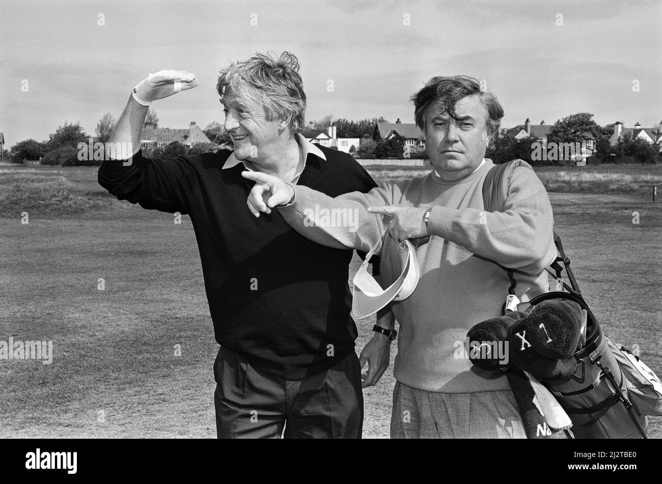 Alte Freunde Michael Parkinson und Jimmy Tarbuck auf dem Fairway im Royal Liverpool Golf Club, Wirral, für das Promi-Turnier zugunsten des Alder Hey Children's Hospital. 13. Mai 1992. Stockfoto