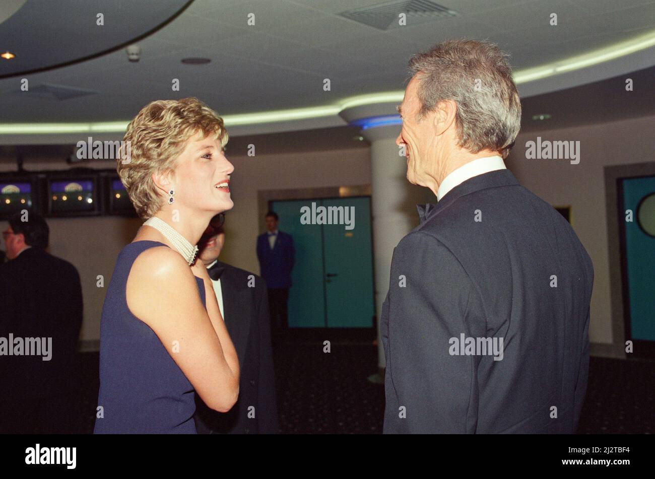 Prinzessin Diana, die Prinzessin von Wales, im neuen Warner West End Kino im Leicester Square London, zur Premiere von The Fugitive. Hier im Bild spricht und lacht Clint Eastwood. Bild aufgenommen am 23.. September 1993 Stockfoto