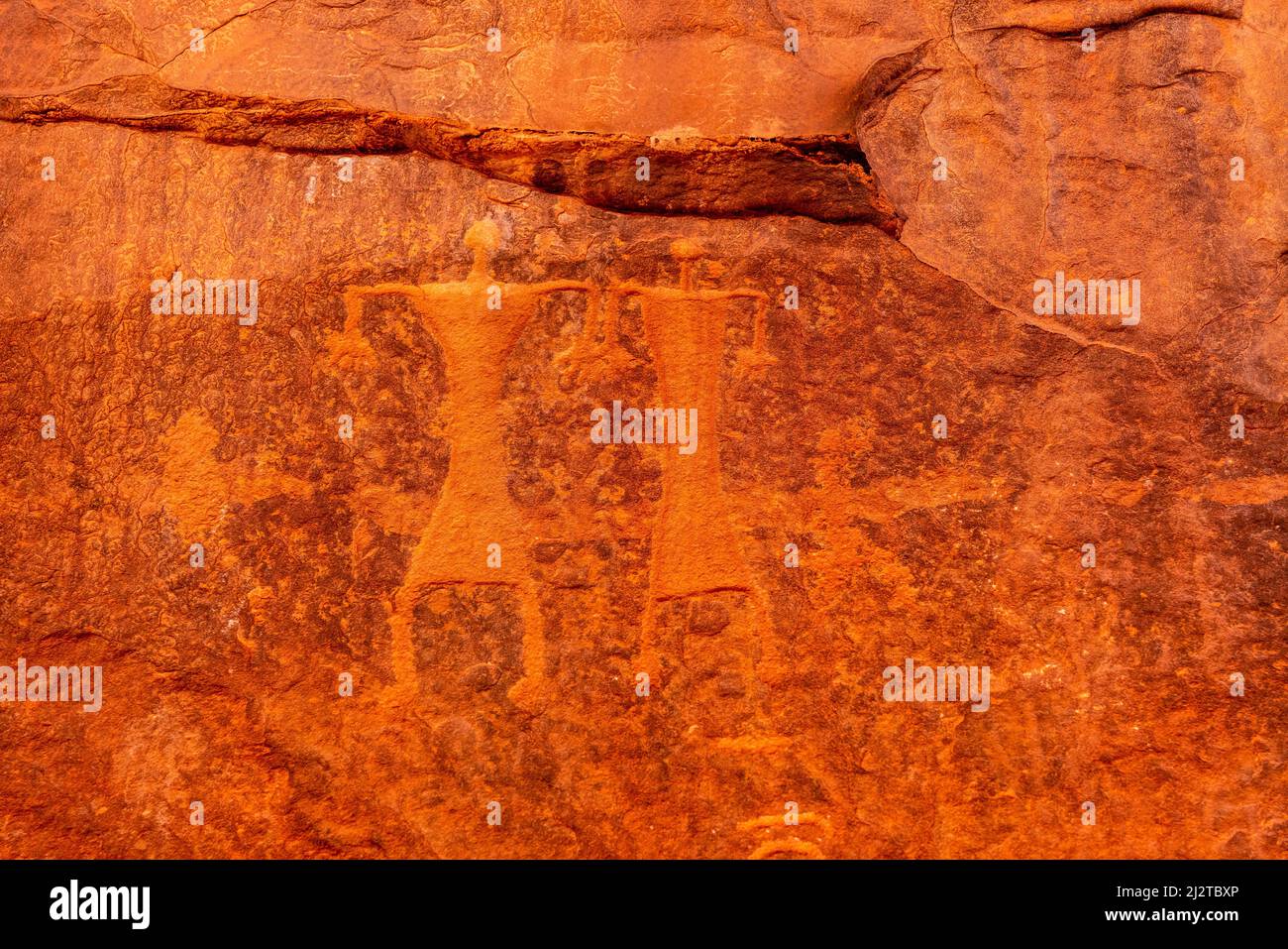 Felszeichnungen Im Alkazali Canyon, Wadi Rum, Jordanien, Asien. Stockfoto