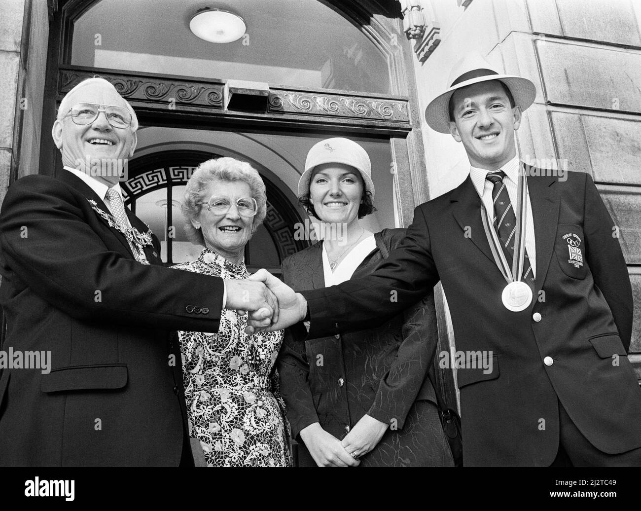 Der britische Radfahrer Chris Boardman und seine Frau Sally-Anne vor dem Rathaus von Wallasey nach seiner Rückkehr von den Olympischen Spielen 1992 in Barcelona, wo er eine Goldmedaille für Großbritannien gewann.5.. August 1992. Stockfoto