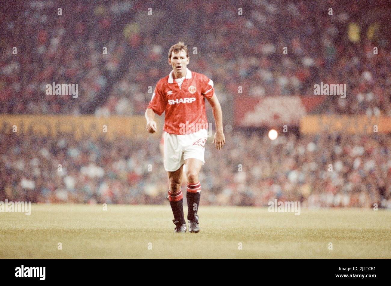 Manchester United gegen Sheffield United, Premier League-Spiel in Old Trafford, Mittwoch, 18.. August 1993. Endergebnis, man United 3-0 Sheffield United. Unser Bild zeigt ... Bryan Robson in Aktion. Stockfoto