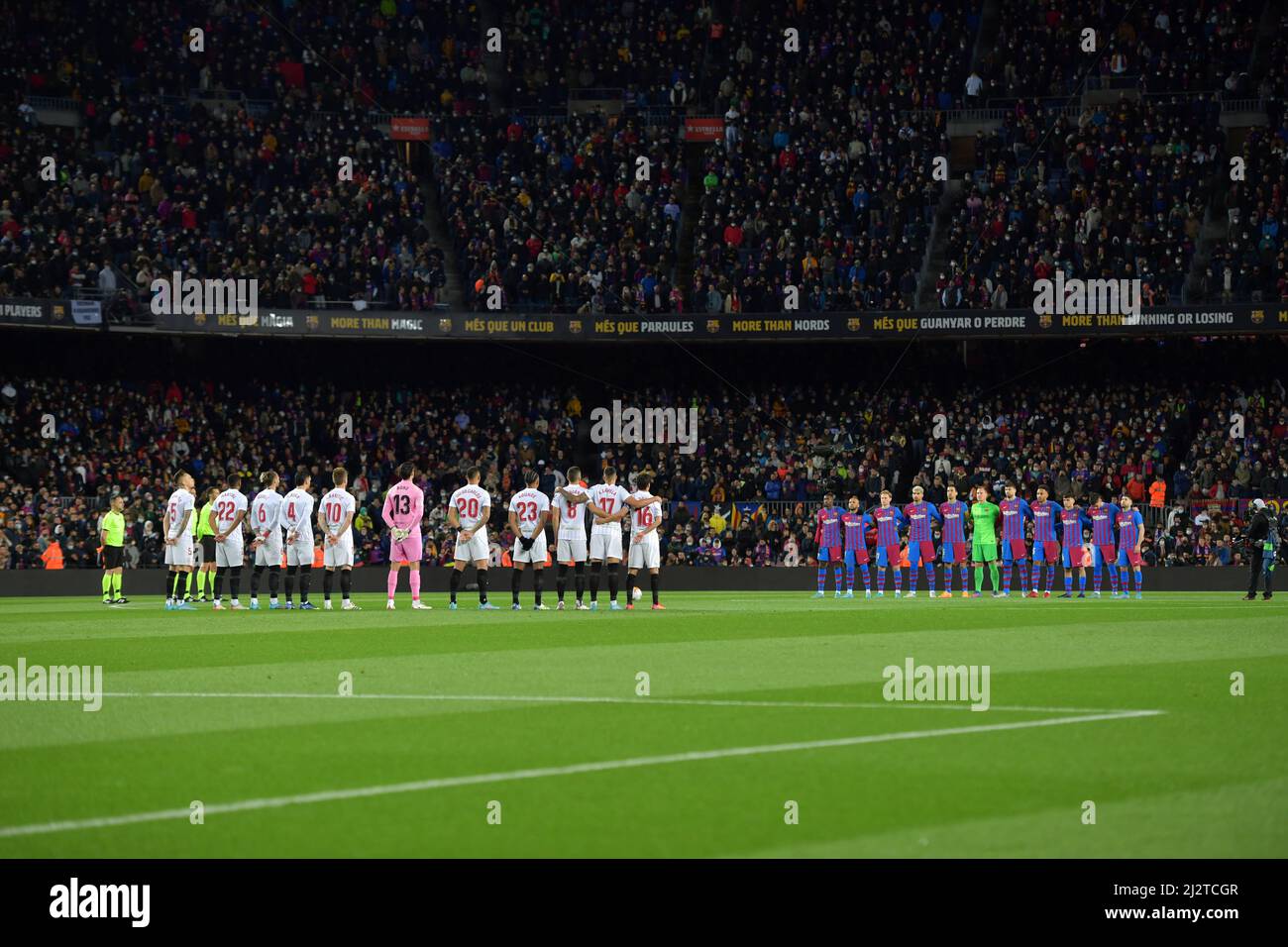 Barcelona, Spanien, 3. April 2022. Schweigeminute vor dem spanischen Spiel der La Liga zwischen dem FC Barcelona und dem FC Sevilla im Stadion Camp Nou. Stockfoto