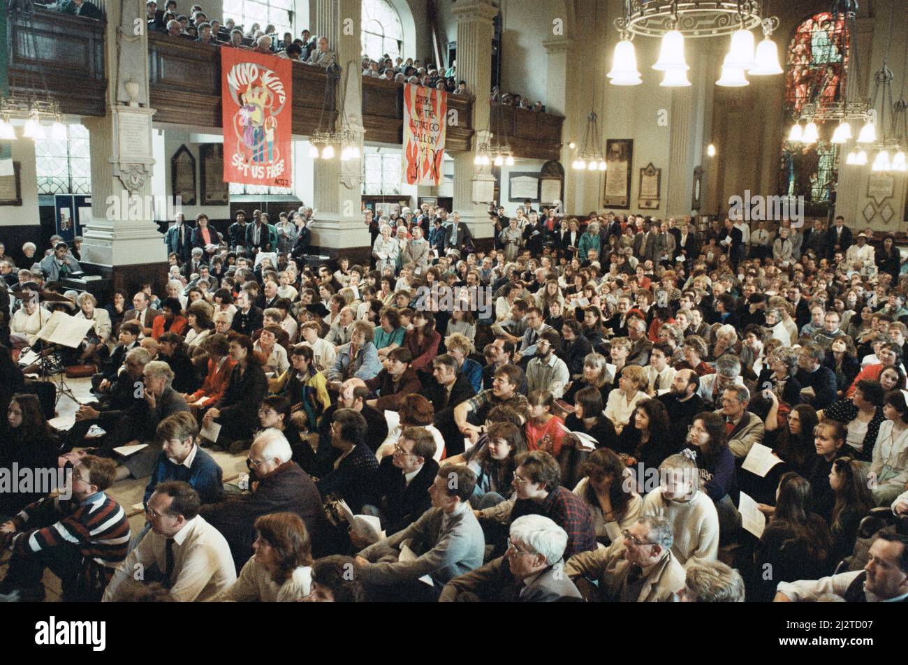 Der größte Kongreßrat, der je in der St. Philips Cathedral in Birmingham stattfand, kam zusammen, als sich die Menschen hineingepfercht hatten, um am Fest des Heiligen Geistes teilzunehmen. Alle Stühle wurden für 1850 Personen, die in den letzten vier Jahren bei der Kirche von England bestätigt wurden und ihre Gelübde erneuern wollten, herausgenommen. 30. Mai 1993. Stockfoto