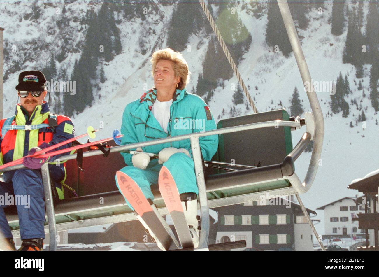 Ihre Königliche Hoheit Prinzessin Diana, die Prinzessin von Wales, genießt einen Skiurlaub in Lech, Österreich. Prinz William und Prinz Harry begleiten sie auf ihrer Reise. Bild aufgenommen am 1.. April 1993 Stockfoto