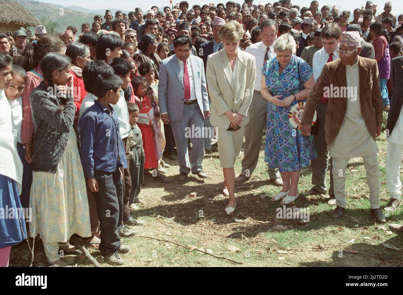 S.H. Prinzessin Diana, Prinzessin von Wales, in Nepal. Die Prinzessin besuchte Nepal zwischen dem 2.. Und 6.. März 1993 Nepal, offiziell die Demokratische Bundesrepublik Nepal, ist ein Binnenland des zentralen Himalaya-Landes in Südasien. Es hat eine Bevölkerung von 26,4 Millionen und ist das 93. größte Land nach Gebiet. Foto zeigt Prinzessin Diana bei einem Besuch bei einem Rotkreuzprojekt in Panauti, Nepal, Foto aufgenommen am 5.. März 1993This Reise ist der erste offizielle Einzelbesuch im Ausland seit der Trennung von Prinz Charles. Stockfoto