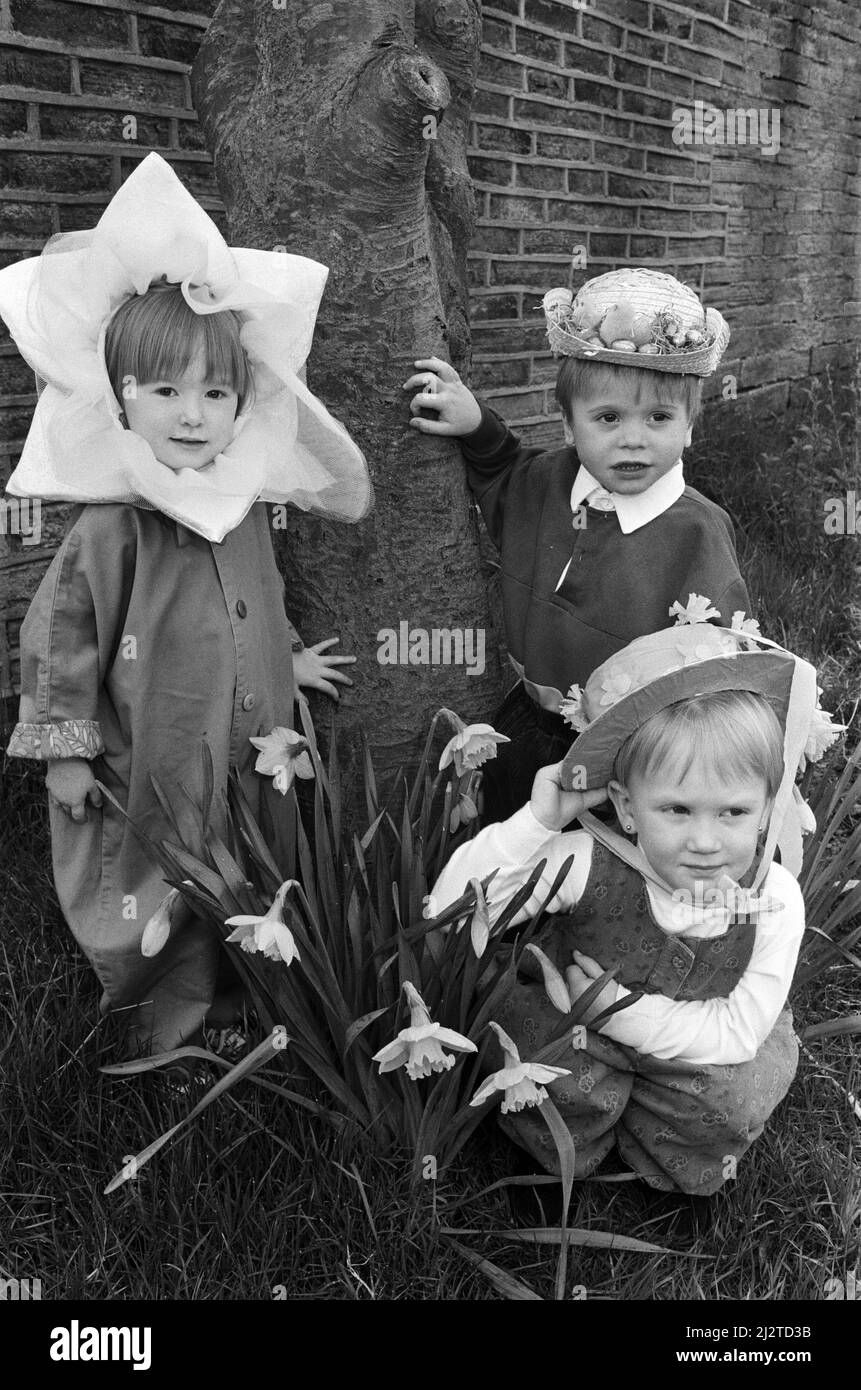 Kinder aus niederländischen Spielgruppen standen an einem vollen Morgen mit Veranstaltungen wie Spielen und Singen für eine Osterhaubenparade bereit. Die Haubenparade wurde von Lehrern der Netherton Infants School beurteilt und jedem Kind wurde ein Osterei überreicht. 8.. April 1992. Stockfoto