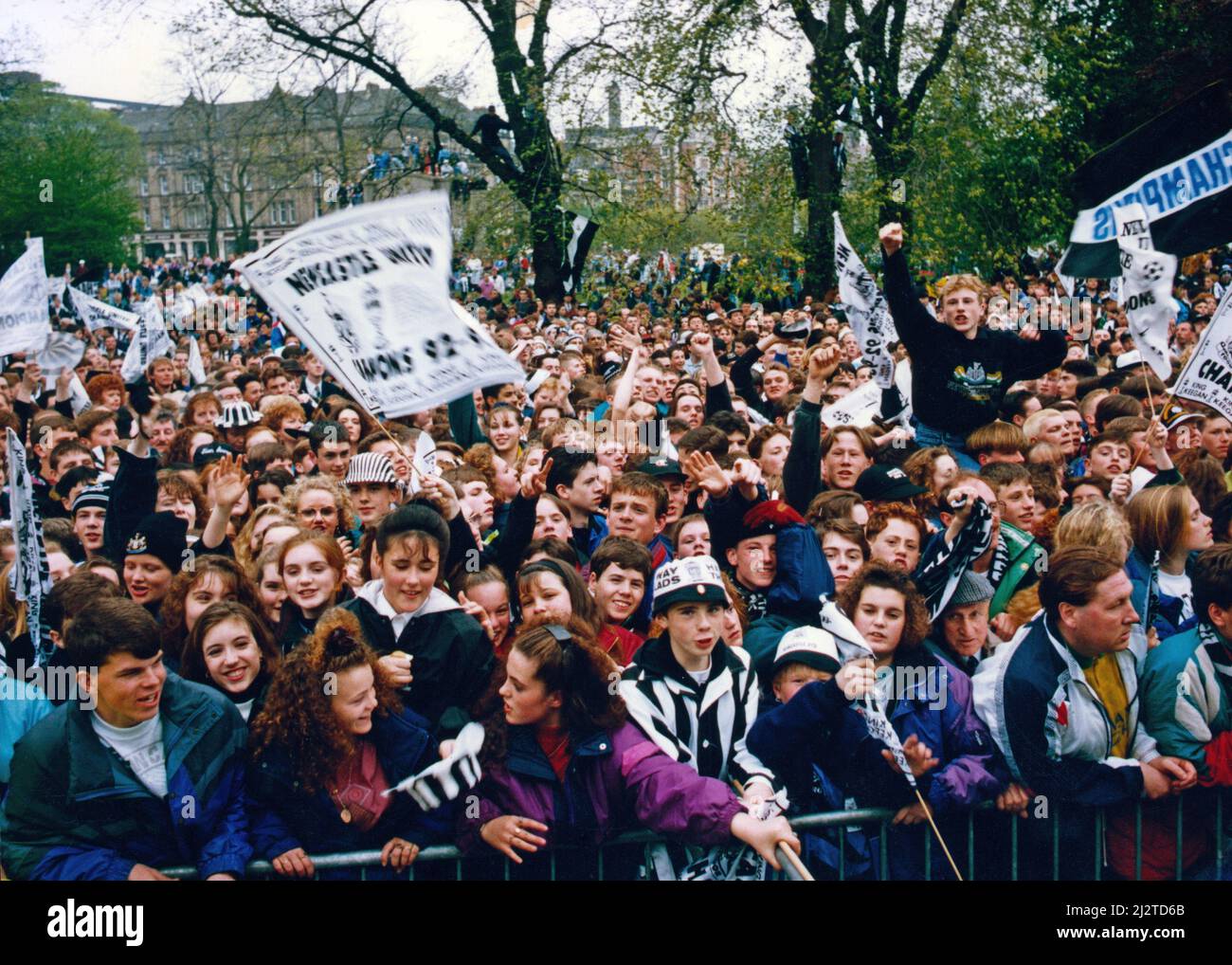 Newcastle United gewinnt die erste Division. Fans säumten sich entlang der Strecke der Spieler im Open-Top-Bus. 10. Mai 1993. Stockfoto