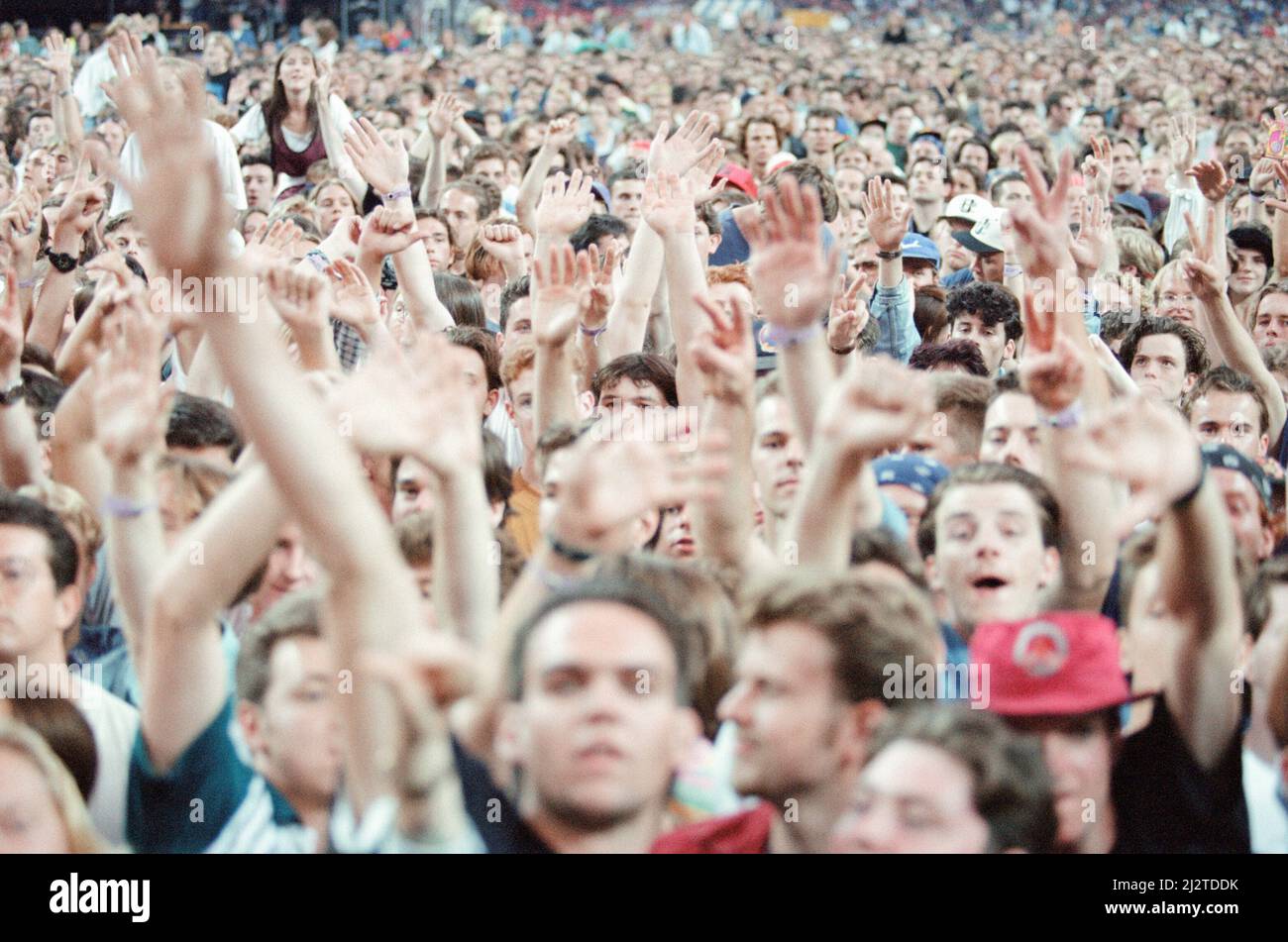 U2 Konzert, Zoo TV Tour, Cardiff Arms Park, Cardiff, Wales, Mittwoch, 18.. August 1993. Unser Bild zeigt ... Crowd-Szenen. Stockfoto