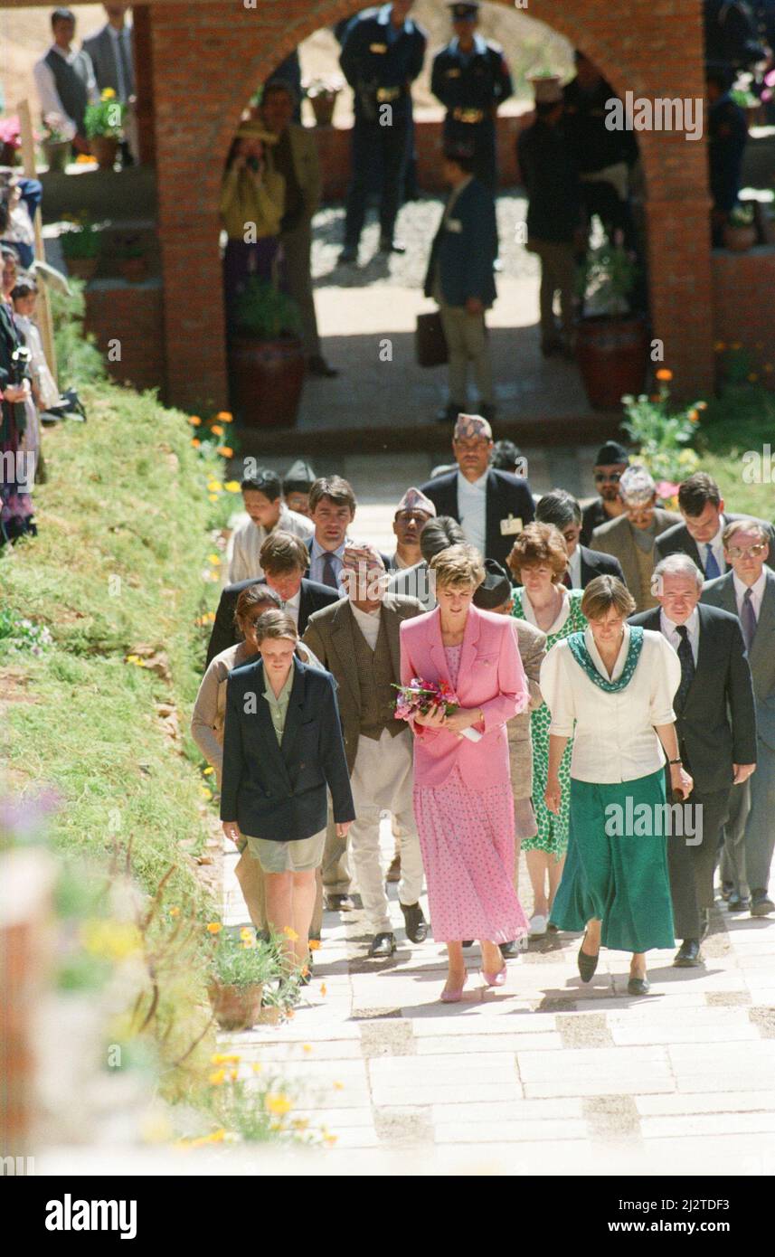 S.H. Prinzessin Diana, Prinzessin von Wales, in Nepal. Die Prinzessin besuchte Nepal zwischen dem 2.. Und 6.. März 1993 Nepal, offiziell die Demokratische Bundesrepublik Nepal, ist ein Binnenland des zentralen Himalaya-Landes in Südasien. Es hat eine Bevölkerung von 26,4 Millionen und ist das 93. größte Land nach Gebiet. An diesem abgebildeten Tag ihres Besuchs in Nepal ist die Prinzessin Diana Visitis Budhan Il Kantha Schule in der Nähe von Kathmandu, Nepal, obwohl es nicht 100% sicher ist, dass die Prinzessin in diesem Rahmen die Schule besucht. Foto aufgenommen am 4.. März 1993This Reise ist der erste offizielle Solo-Besuch im Ausland seit th Stockfoto