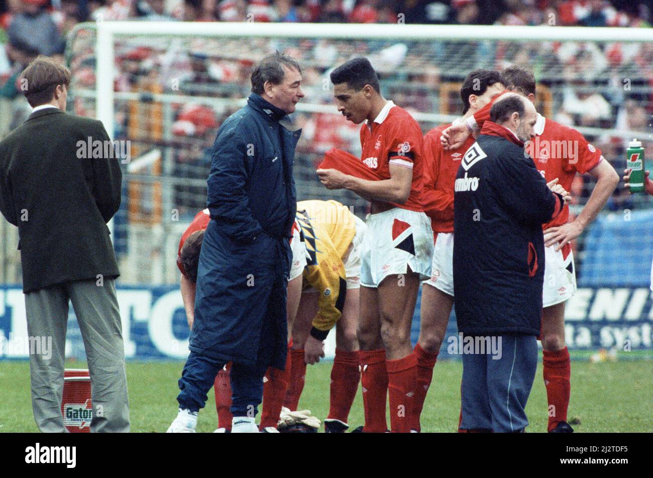 Nottingham Forest gegen Southampton Zenith Data Cup Finale bei Wembley 1992. Nottingham Forest gewann 3-2 nach zusätzlicher Zeit mit zwei Toren von Scot Gemmill und einem von Kingsley Black. Der Zenith Data Systems Cup lief erst etwa 7 Jahre (1985 - 1992) nach der Katastrophe im Heysel-Stadion, als alle englischen Clubs aus Europa verbannt wurden.(Bild) Extra Time mit 2-2 Punkten hat Brian Clough, der Manager von Nottingham Forest, ein Wort mit des Walker. 29.. März 1992 Stockfoto