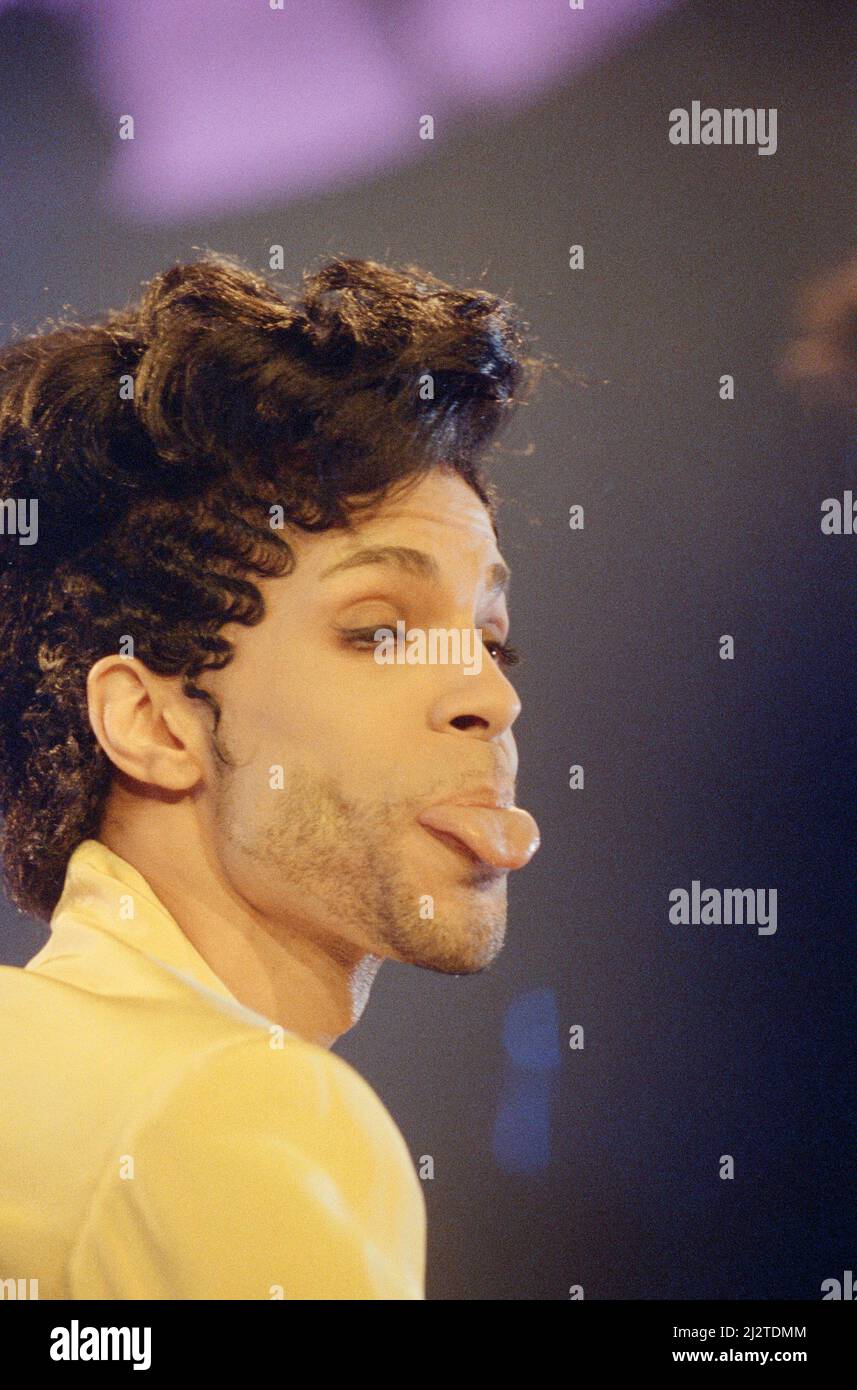 Der amerikanische Popstar Prince tritt während seiner Diamonds and Pearls Tour auf der Bühne des Earls Court in London auf.15.. Juni 1992. Stockfoto