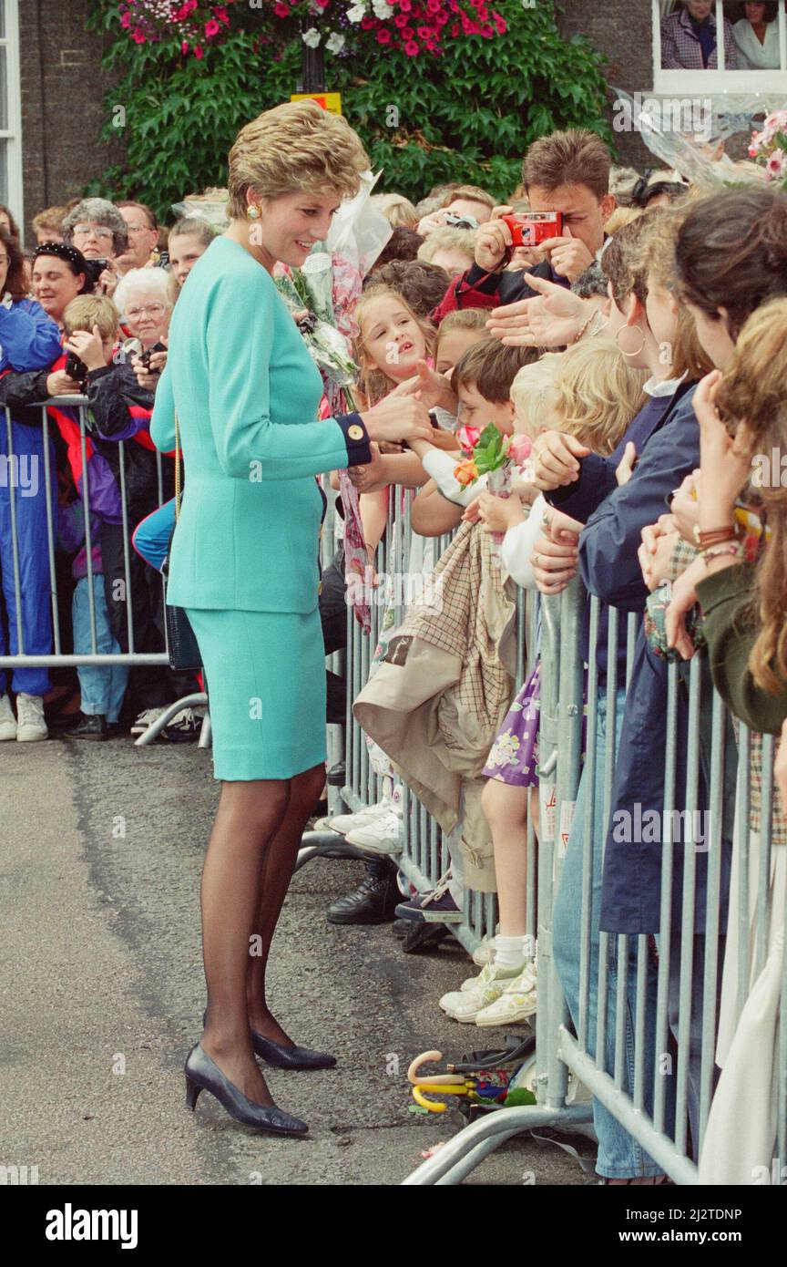 Prinzessin Diana, die Prinzessin von Wales, trifft sich mit den Einheimischen von Bury St. Edmunds, Suffolk, Auf einem Rundgang, nachdem sie einige Zeit Patienten im St. Nicholkhospiz besucht hatte.während sie im Hospiz war, sprach sie mit der Patientin Josephine Brown (68) und erklärte, wie sie ihre Söhne William und Harry nicht dazu drängen würde, zu jung königliche Pflichten zu erfüllen. Bild aufgenommen am 27.. Juli 1993 Stockfoto