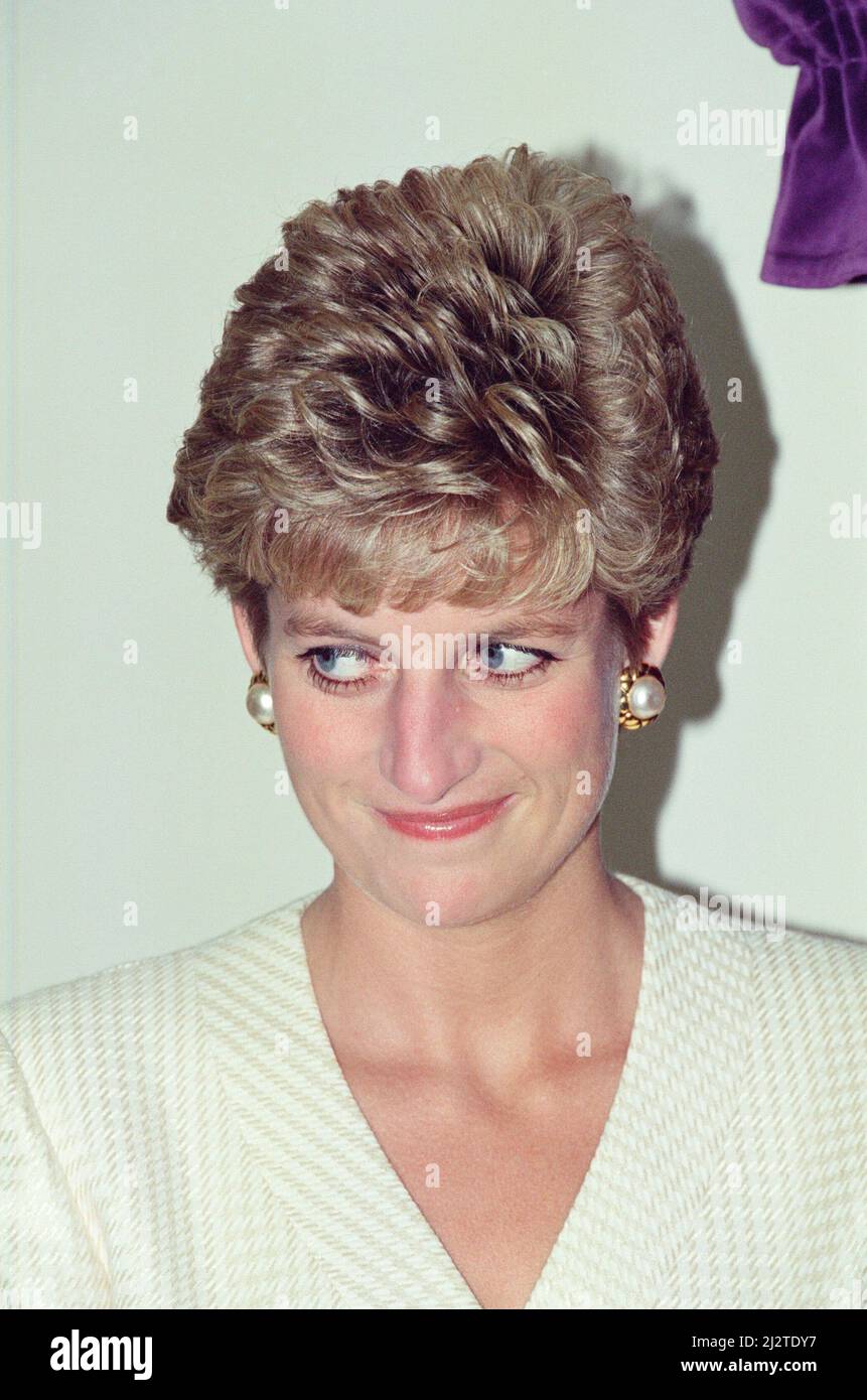 Ihre Königliche Hoheit, Prinzessin Diana, besucht das Papworth Hospital, Cambridge, Cambridgeshire. Das Papworth Hospital ist ein Herz- und Lungenkrankenhaus in Cambridgeshire, England. Es war die Heimat der ersten erfolgreichen Herztransplantation in Großbritannien und eine der weltweit ersten Herzschlagertransplantationen.Foto vom 17.. Juni 1993 Stockfoto