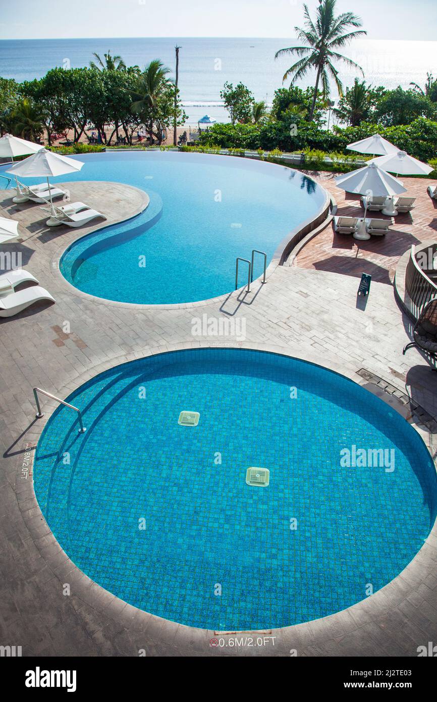 Blick auf den Strand von Kuta und den Poolbereich des Sheraton Hotels in Kuta, Bali, Indonesien. Stockfoto