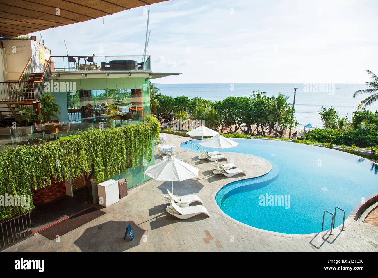 Blick auf den Strand von Kuta und den Poolbereich des Sheraton Hotels in Kuta, Bali, Indonesien. Stockfoto