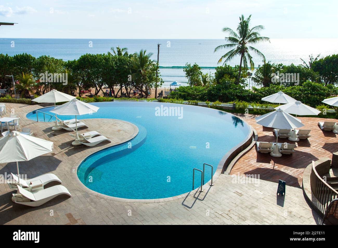 Blick auf den Strand von Kuta und den Poolbereich des Sheraton Hotels in Kuta, Bali, Indonesien. Stockfoto