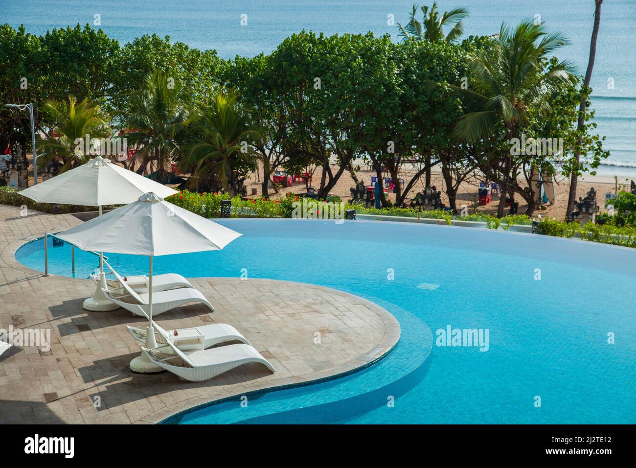 Blick auf den Strand von Kuta und den Poolbereich des Sheraton Hotels in Kuta, Bali, Indonesien. Stockfoto