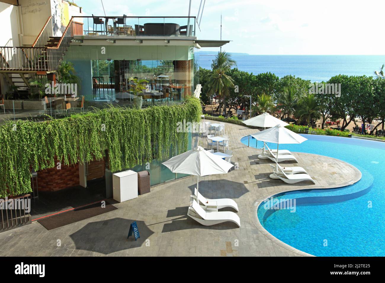 Blick auf den Strand von Kuta und den Poolbereich des Sheraton Hotels in Kuta, Bali, Indonesien. Stockfoto