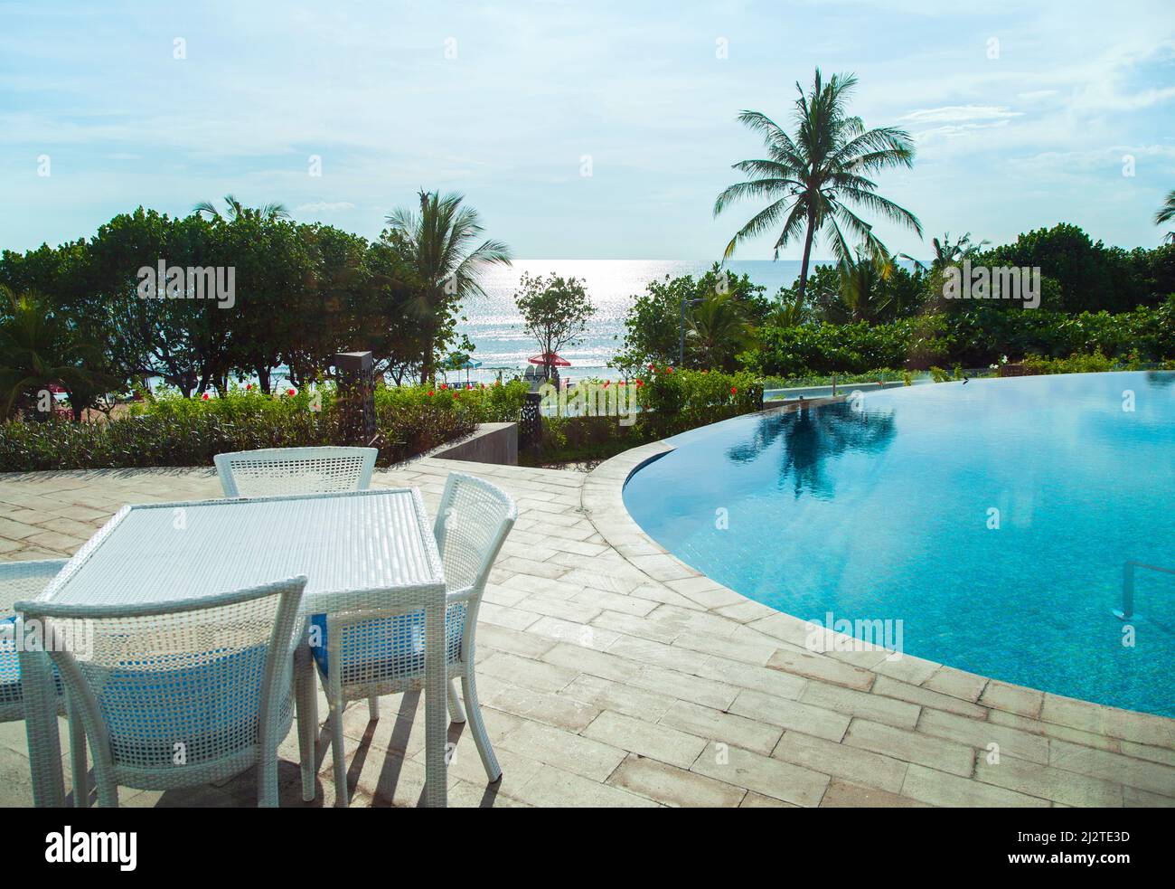 Blick auf den Strand von Kuta und den Poolbereich des Sheraton Hotels in Kuta, Bali, Indonesien. Stockfoto