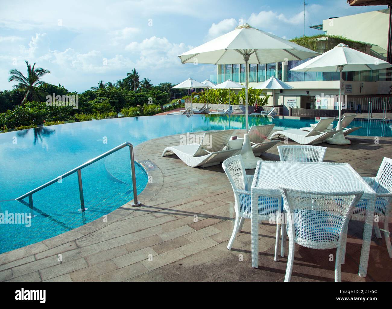Blick auf den Strand von Kuta und den Poolbereich des Sheraton Hotels in Kuta, Bali, Indonesien. Stockfoto