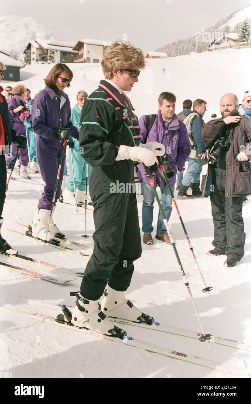 Ihre Königliche Hoheit Prinzessin Diana, Prinzessin von Wales, während ihres Skiurlaubs im österreichischen Skigebiet Lech, Österreich. Prinz William und Prinz Harry sind auch auf der Reise, und in anderen Bildern in diesem Set. Bild aufgenommen am 30.. März 1992 Stockfoto
